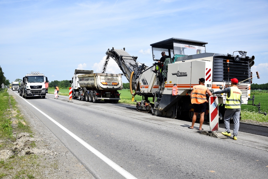 SIA «Strabag» sākusi remontu ceļā no Bauskas uz Grenctāli. Divu nedēļu laikā 16 kilometrus garajā posmā paredzēts nofrēzēt brauktuves virskārtu.
Autors: Ivars Bogdanovs