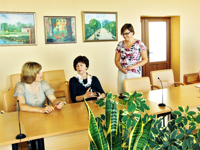 Novada veselības stratēģijas gatavošana notiek pašvaldības veselības koordinētājas Baibas Suharevskas (no labās) vadībā.
Autors: Vilnis Auzāns