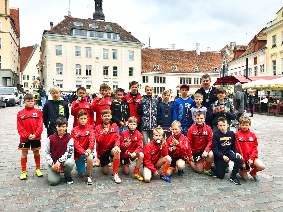 «Bauskas BJSS» U12 komanda – sudraba medaļu ieguvēji – kopā ar treneri Normundu Gruncki.
Autors: Elīna Gruncka