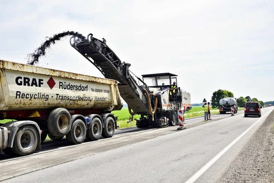 SIA «Strabag» sākusi remontu ceļā no Bauskas uz Grenctāli. Divu nedēļu laikā 16 kilometrus garajā posmā paredzēts nofrēzēt brauktuves virskārtu.
Autors: Ivars Bogdanovs