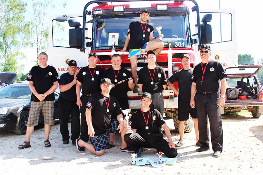 Vecumnieku ugunsdzēsēji šogad sacensību kausu noturēja savās mājās.
Autors: no Vecumnieku novada domes albuma. 
