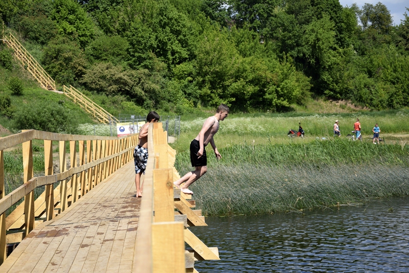 Pagaidu tiltiņš pār Mūsu paredzēts upes šķērsošanai. Pašvaldība aicina to nepostīt, neizmantot kā vietu, no kuras lēkt ūdenī. 
Autors: Ivars Bogdanovs