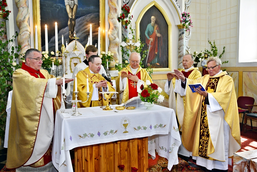 Ozolaines baznīcā Svēto misi 30. maijā vadīja priesteris Romualds Baļčūns (vidū), Jelgavas diecēzes bīskaps Edvards Pavlovskis no (kreisās) un bīskaps Antons Justs.
Autors: Ivars Bogdanovs 
