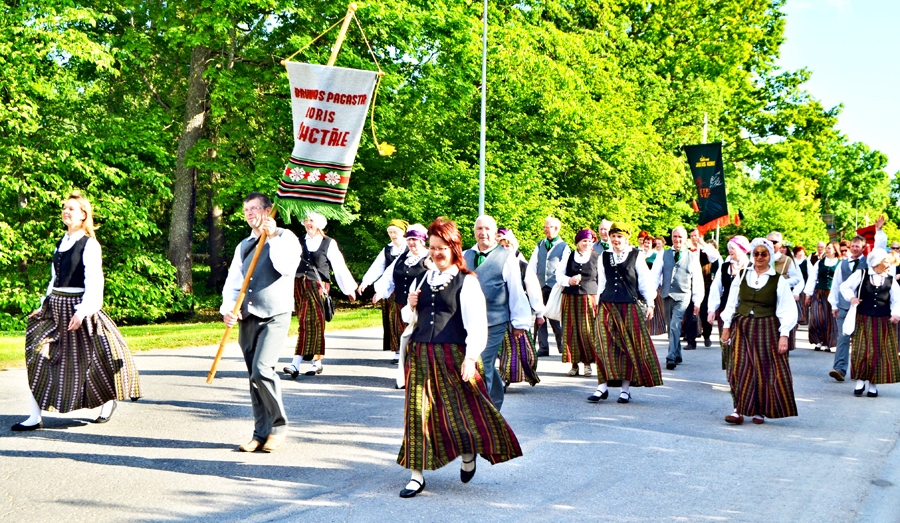 Jauktais koris «Grenctāle» gājienā Alūksnes ielās.