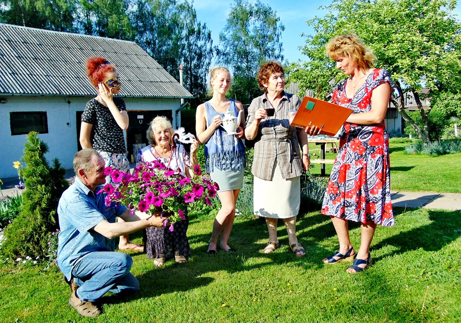 Amatieraktieri Vilis Šlēgers (no kreisās), Zane Vackare, Rita Bethere, Liene Vackare un Jekaterina Antanaite sapulcējušies režisores Ingas Cepures pagalmā. Visi kopā viņi izspēlē etīdi «Satikšanās «Miķeļos»».
Autors: Vilnis Auzāns