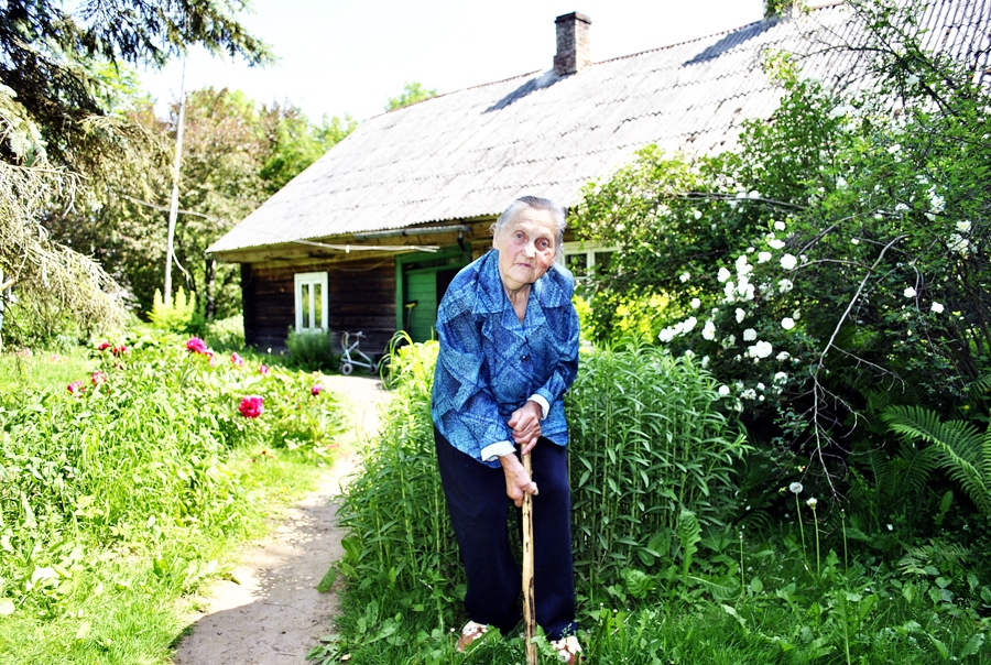 Jubilāres Ainas Ģeķes uzticams draugs pastaigās ir vecais, labais koka spieķītis. 
Autors: Māris Krūmiņš