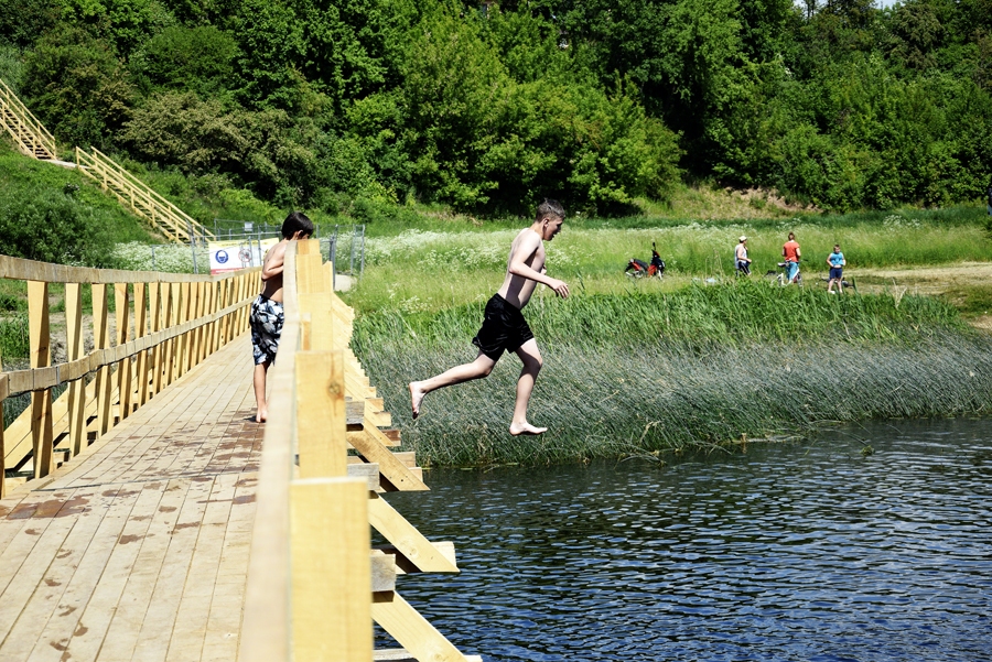 Pagaidu tiltiņš pār Mūsu paredzēts upes šķērsošanai. Pašvaldība aicina to nepostīt, neizmantot lēkšanai ūdenī.
Autors: Ivars Bogdanovs