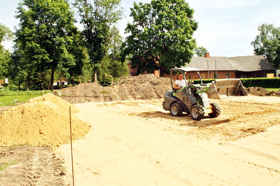 Andris Kāposts no SIA «Kvintets M» ar traktoriņu gatavo basketbola laukuma pamatni. 
Autors: Uldis Varnevičs