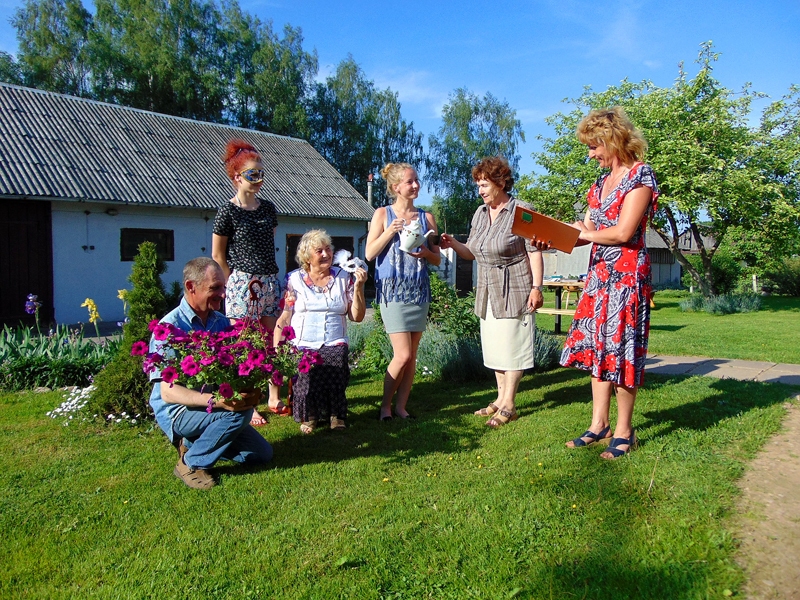 Jaunsaules amatierteātra aktieri Vilis Šlēgers (no kreisās), Zane Vackare, Rita Bethere, Liene Vackare un Jekaterina Antanaite sapulcējušies režisores Ingas Cepures pagalmā. Visi kopā viņi izspēlē etīdi «Satikšanās «Miķeļos»».
Autors: Vilnis Auzāns