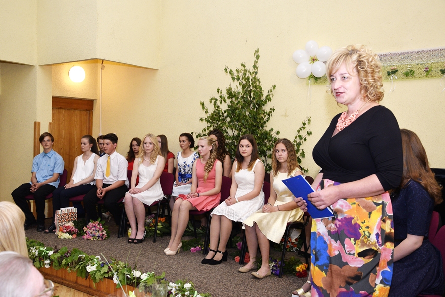 Anita Velmunska, Bauskas mūzikas skolas direktore, uzrunā audzēkņus skolas izlaidumā šī gada maijā.
Autors: Ivars Bogdanovs