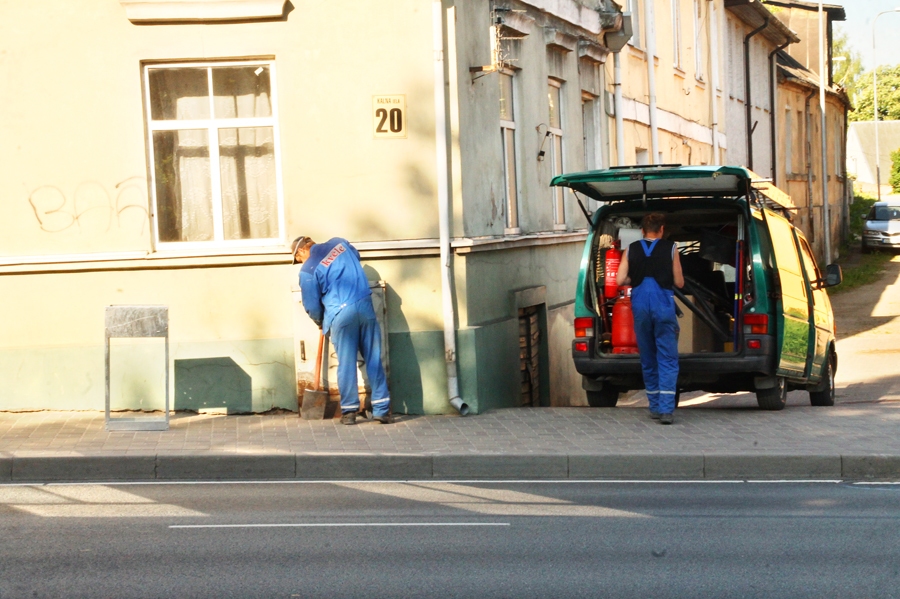 Bauskā a/s «Sadales tīkls» sadalnes atjauno SIA «Kvēle» darbinieki. 
Autors: Uldis Varnevičs