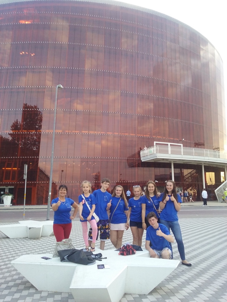 Bauskas bērnu un jauniešu centra teātra pulciņa dalībnieki pie koncertzāles «Lielais dzintars». 
Autors: no albuma