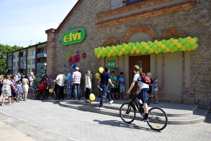 Pirms veikala «Elvi» atklāšanas pie tā pulcējas lieli un mazi mežotnieki.
Autors: Ivars Bogdanovs