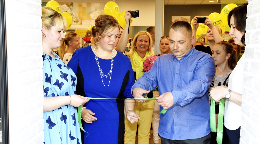 TIRGOTAVAS SVINĪGĀ ATKLĀŠANA. Lenti pārgriež SIA «D.M.I.» vadītājs Mareks Kronbušs, viņa dzīvesbiedre Ilona Piebalga (otrā no kreisās) un meita, Mežotnes veikala vadītāja Dace Kronbuša.              
Autors: Ivars Bogdanovs