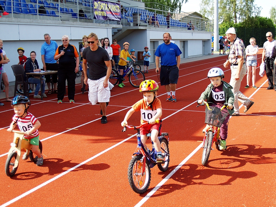 Skrejceļā startē mazākie riteņbraucēji, kurus atbalsta gan tiesneši, gan ģimenes.
Autors: Antra Ērgle