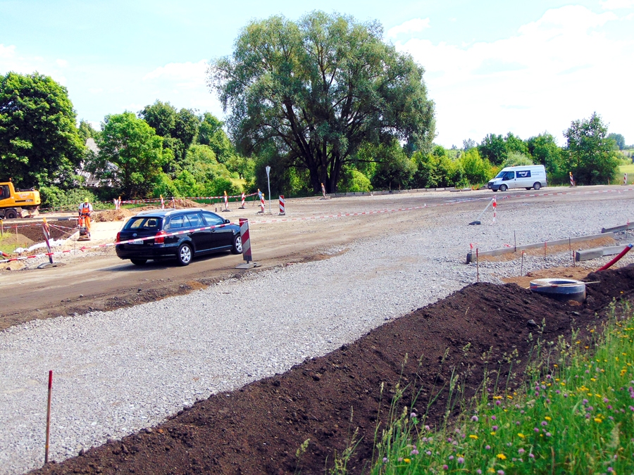 Valles aplī jau iezīmējas brauktuves un trotuāra aprises.
Autors: Vilnis Auzāns
