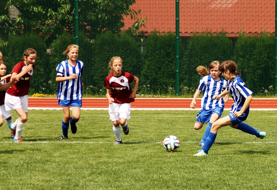 FK «Iecava» meitenes (svītrainajos tērpos) 3. jūnijā pārspēja SK «Imanta» ar rezultātu 3:0.
Autors: Uldis Varnevičs