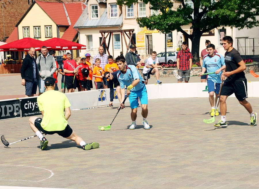 «Mērnieki» (gaišajos tērpos) ielu florbolā cīņā par pirmo vietu pārspēja «Rātslaukuma izlasi».
Autors: Uldis Varnevičs