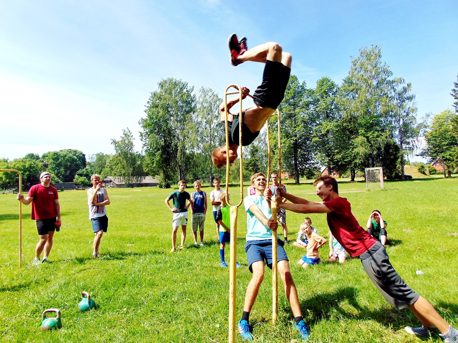 Valdis Barens, Skaistkalnes vidusskolas 10. klases audzēknis, demonstrē ielu vingrojumus. Lai stienis nesagāztos, puišiem tas jāpietur.
Autors: Vilnis Auzāns