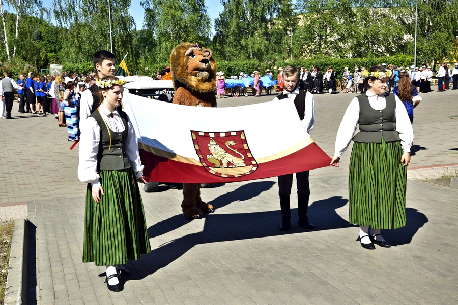 Svētku gājiena priekšgalā Rundāles novada karogs un talismans – lauva. 
Autors: Ivars Bogdanovs