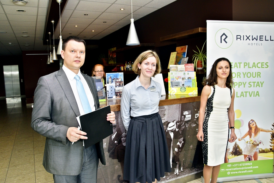 Bauskas viesnīcas prezentācijā – «Rixwell» viesnīcu tīkla mārketinga nodaļas vadītājs Aleksandrs Baranovskis kopā ar Bauskas viesnīcas direktori Alisu Ratkeviču.
Autors: Ivars Bogdanovs