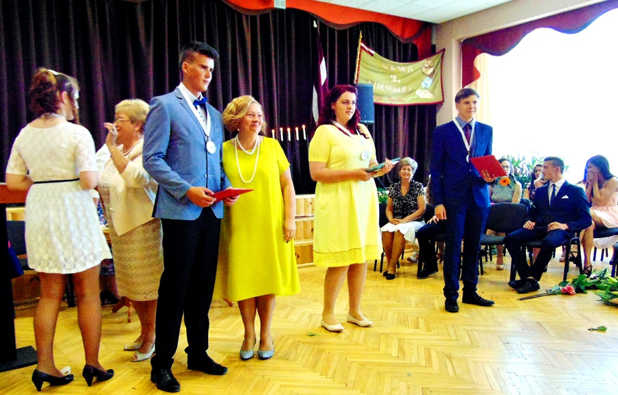 Bauskas 2. vidusskolas desmit absolventi tika īpaši sumināti par labām un teicamām sekmēm. Viņu vidū 12.a klases skolēni Māris Puķāns (no labās), Viktorija Sergejeva, arī Raivis Štrovalds, kurš pozē kopā ar audzinātāju Ritu Skorodihinu. Teicamas sekmes uzrādīja arī Agnese Saulīte. 
Autors: Vilnis Auzāns