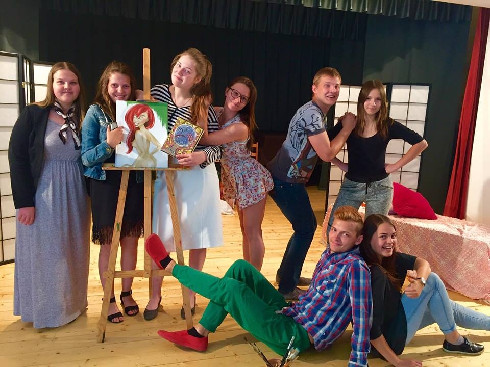 Jaunie aktieri pirms lugas pirmizrādes.
Autors: no teātra albuma