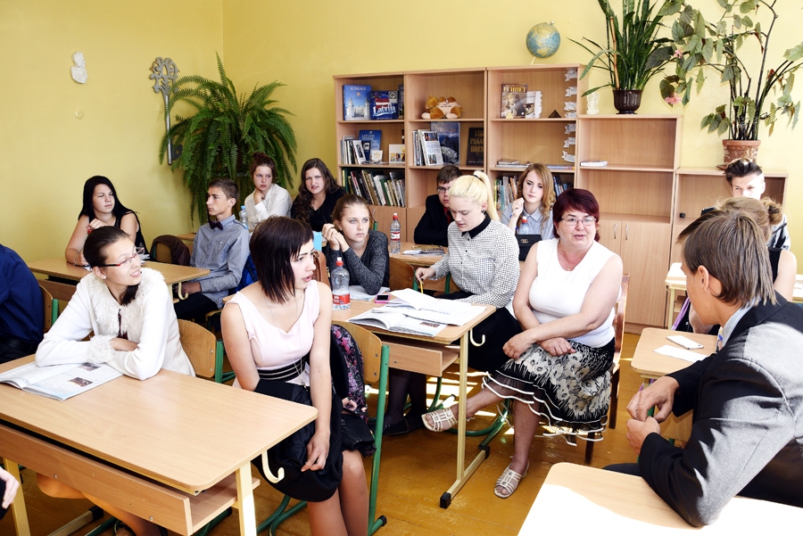 Agrita Jeršova, vēstures skolotāja (centrā), vēl pēdējās minūtēs jauniešiem steidz atgādināt Latvijas vēstures faktus, gadskaitļus un personāžus.
Autors: Ivars Bogdanovs