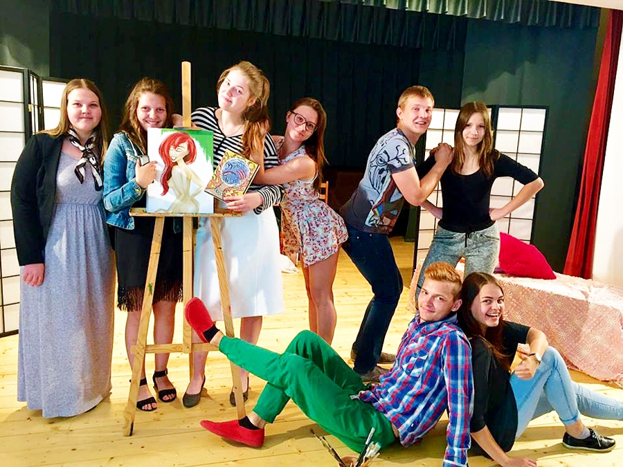 Jaunie aktieri pirms lugas pirmizrādes. 
Autors: no teātra albuma