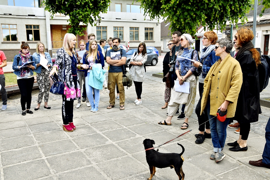 Sandra Smolija, Būvvaldes arhitekte, (centrā) plenēra dalībniekus iepazīstina ar uzdevumu – radīt jaunu vizuālo tēlu Rātslaukumam Plūdoņa ielas malā.
Autors: Ivars Bogdanovs