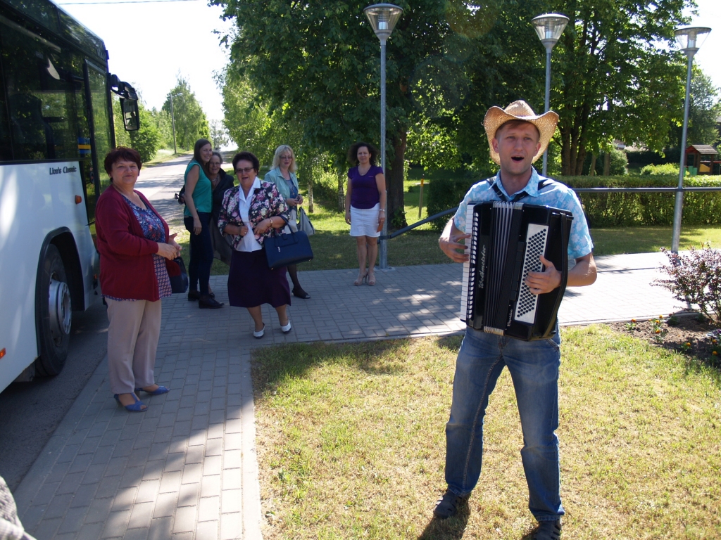Zorģu bibliotēkā viešņas sagaidīja Aina Ezergaile un mūziķis Raitis Sirmanis ar uzmundrinošu dziesmu.
Autors: Antra Ērgle