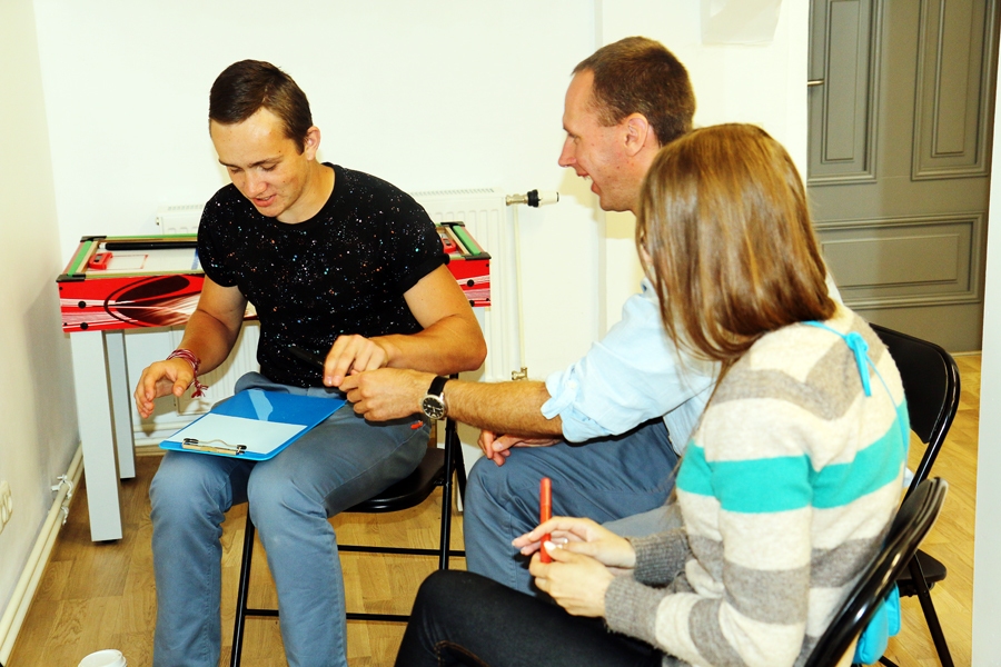 Andris Kāposts (no kreisās), biedrības «Jaunatne smaidam» Bauskas novada koordinators, strādā darba grupā.
Autors: no «Jaunatne smaidam» albuma.