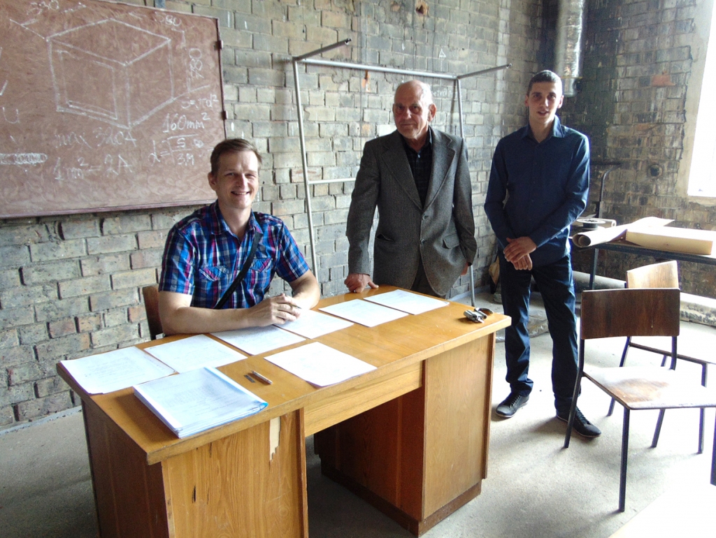 Mežotnes internātvidusskolā izveidota komisija, kura vērtēja puišu prasmes metināšanā. Tajā strādāja pasniedzējs Mārtiņš Dauvarts (no kreisās), ilggadējais pedagogs Alfrēds Kudžs un praktizējošs metinātājs Vitālijs Lukša. 
Autors: Vilnis Auzāns