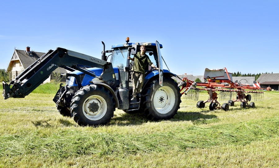 Armands Rusiņš sagrābj nopļauto zāli, ko guldīs skābbarības bedrēs lopbarības krājumiem.
Autors: Ivars Bogdanovs