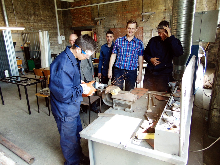 Eksāmens metināšanā. Mežotnes internātvidusskolā kvalifikācijas eksāmena metināšanā praktisko uzdevumu pilda 11. klases beidzējs Modris Mednis. Viņa darbošanos vērtē pasniedzējs Mārtiņš Dauvarts (otrais no labās), skolasbiedrs Žanis Kaķenāns (pirmais no labās), kā arī citi eksāmena komisijas locekļi.
Autors: Vilnis Auzāns