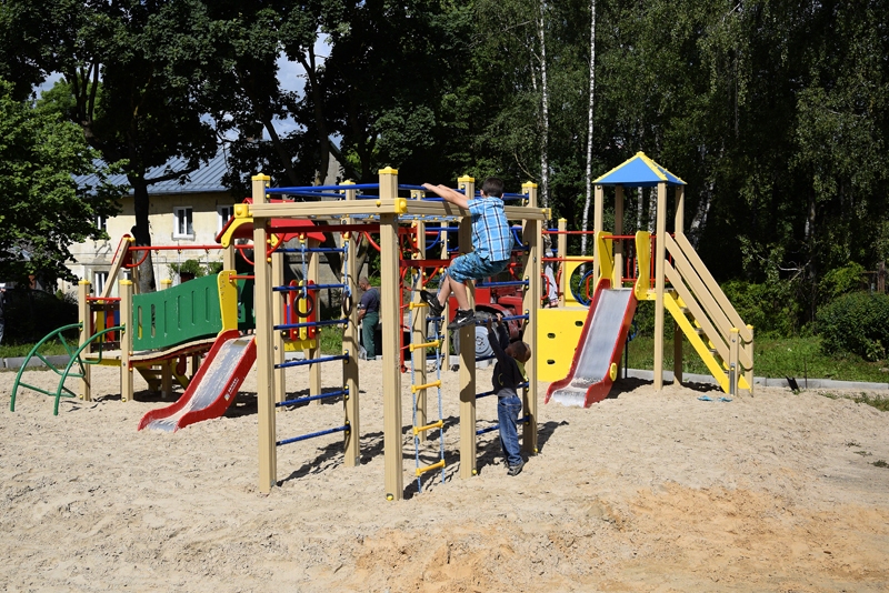 Pašvaldības uzņēmuma «Vides serviss» meistari vēl nav pabeiguši labiekārtot rotaļu laukuma teritoriju, bet apkārtnes bērni jau steidz iemēģināt jaunās ierīces. 
Autors: Ivars Bogdanovs
