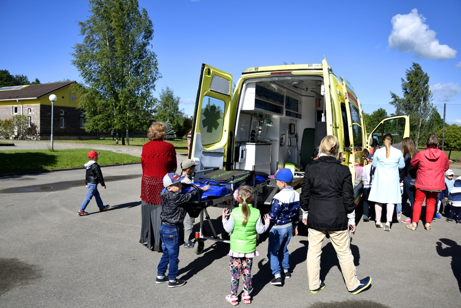 SPII «Saulespuķe» bērni ieinteresēti pēta mašīnas aprīkojumu.
Autors: Ivars Bogdanovs