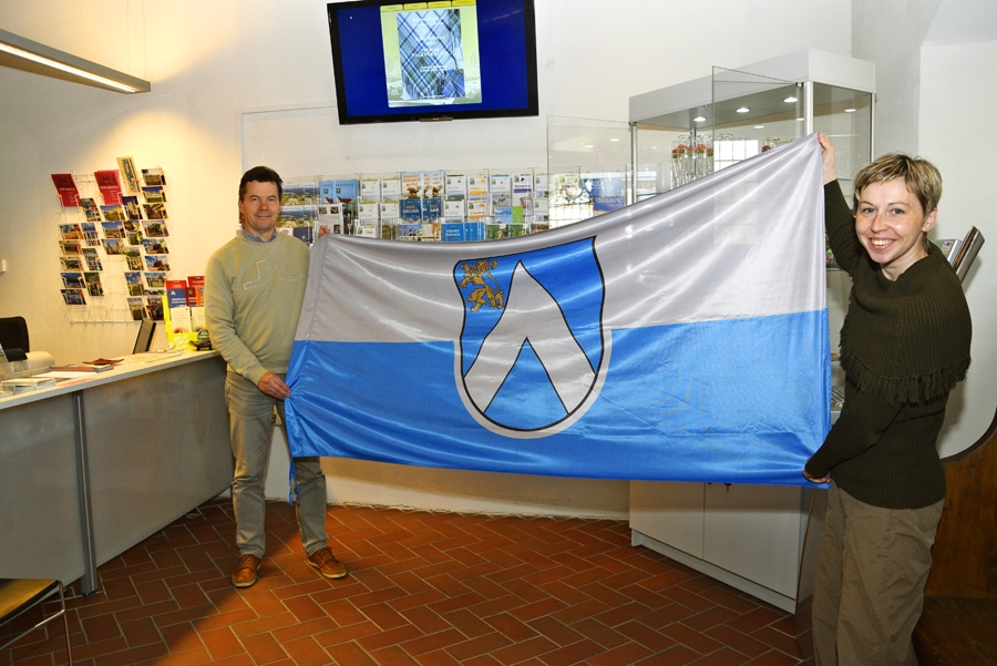 Bauskas tūrisma informācijas centra vadītājai Inesei Turkupolei-Zilpurei novada karogu palīdz izrādīt darbinieks Agris Kubliņš.
Autors: Ivars Bogdanovs