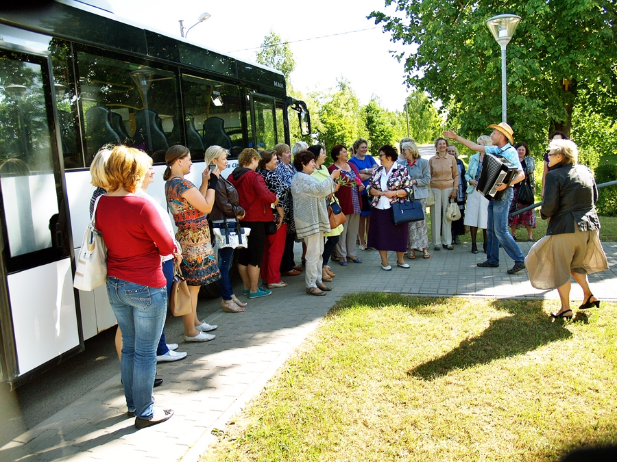 Zorģu bibliotēkā viešņas sagaidīja Aina Ezergaile un mūziķis Raitis Sirmanis ar uzmundrinošu dziesmu.
Autors: Antra Ērgle 