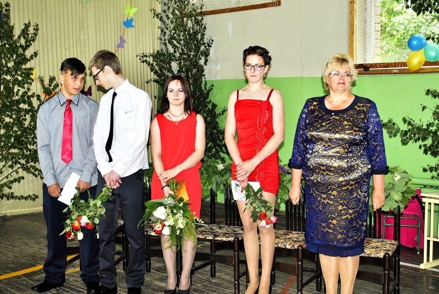 Absolventi Alans Augusts Zemturs, Kristers Gabrāns, Sanija Grundšteina un Andīna Sokika kopā ar audzinātāju Sarmu Kukuti.
Autors: Artūrs Dulbe