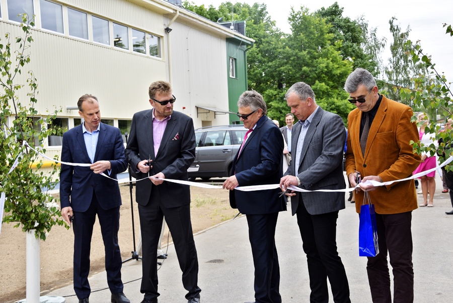 Atklājot rekonstruēto katlumāju, lenti pārgrieza Bauskas novada domes priekšsēdētājs Raitis Ābelnieks (no labās), pašvaldības izpilddirektors Jānis Kalinka, SIA «Bauskas siltums» valdes loceklis Ilmārs Rūsis, SIA «Monum» darbu vadītājs Dmitrijs Jansons un SIA «Filter» pārstāvis Agris Šipkovs.