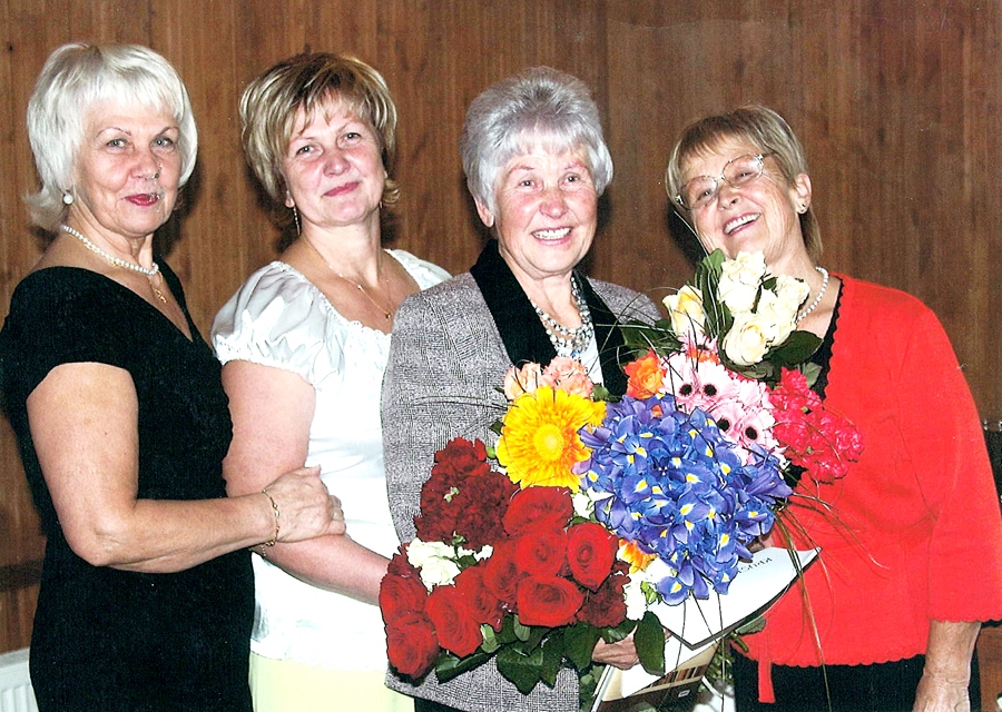 Māsas Zigrīda, Skaidrīte, Astra un Aija kopējā svētku reizē neatkarīgajā Latvijā. 