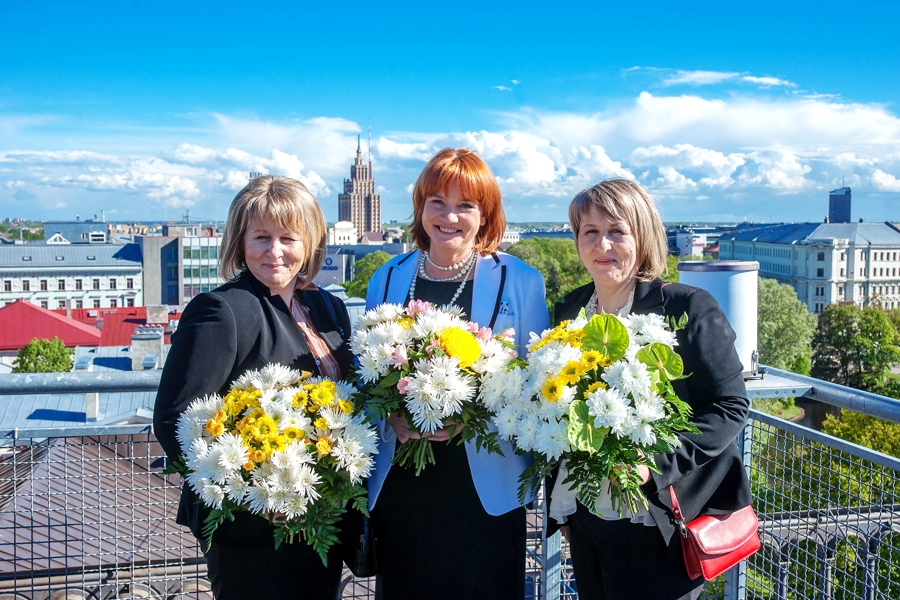 «L’Oreal» stipendiātes, trīs kursabiedres: Dr. Pharm. Maija Dambrova (vidū), Dr. Chem. Māra Plotniece un Dr. Chem. Aiva Plotniece.
Autors: no personiskā arhīva