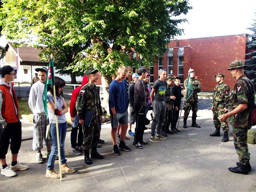 Bauskas jaunsargi pirms ceļa uz vasaras nometni Drabešos.
Autors: no albuma