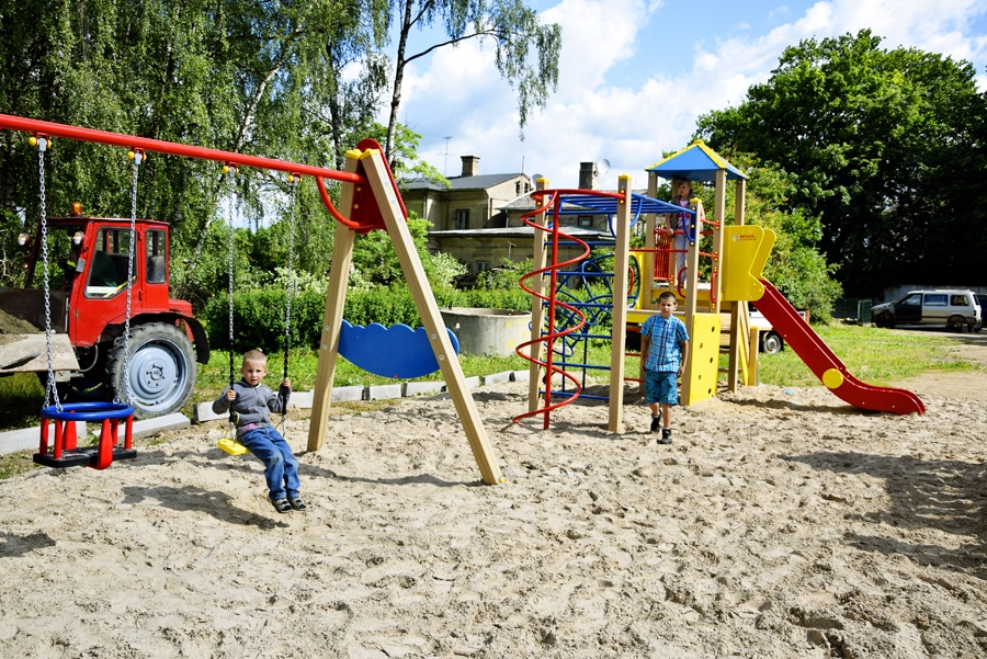 Rotaļu laukuma teritoriju «Vides servisa» meistari vēl nav pabeiguši labiekārtot, bet apkārtnes bērni jau steidz iemēģināt jaunās ierīces.
Autors: Ivars Bogdanovs