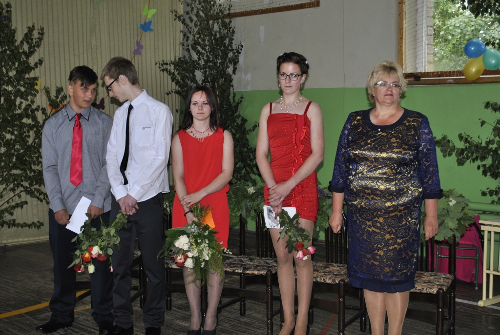 Absolventi Alans Augusts Zemturs, Kristers Gabrāns, Sanija Grundšteina un Andīna Sokika kopā ar audzinātāju Sarmu Kukuti.
Autors: Artūrs Dulbe