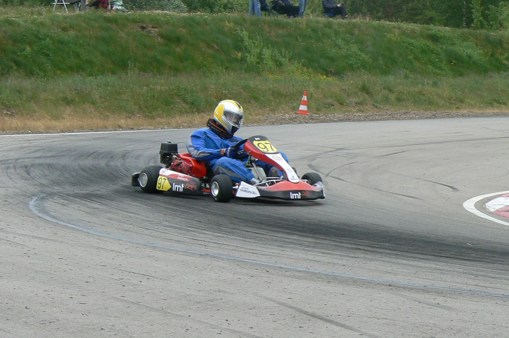 Elvis Kaufmanis kvalifikācijas braucienā lepnā vientulībā traucas pa trasi.
Autors: no komandas albuma