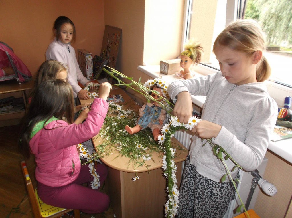 Vainaga pīšanu bibliotēkā apguva ciemata jaunkundzes.
Autors: no bibliotēkas albuma