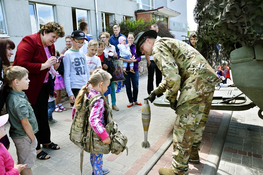 Bērni Bauskā ieinteresēti tikās ar NATO kareivjiem un piemērīja bruņuvestes.
Autors: Ivars Bogdanovs