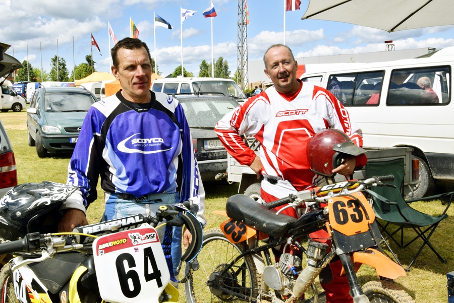 Sacīkstes beigušās. «Zelta mopēda» dalībnieki Kārlis Krēsliņš (no kreisās) un Aivars Teseļskis.
Autors: Ivars Bogdanovs